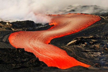 12 фотографий лавы, стремящейся к воде